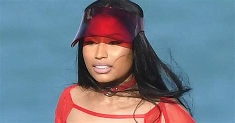 Nicki Minaj bikini snaps flaunt her curves as she becomes queen。